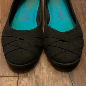 Women’s black flats
